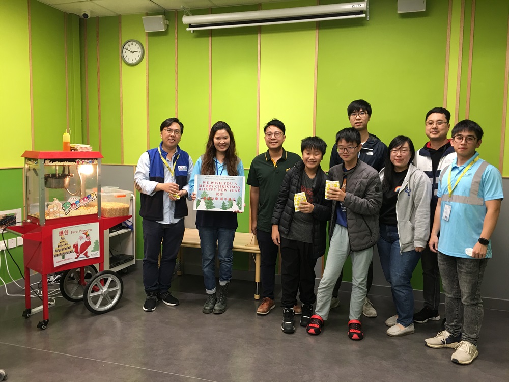 The Sustainable Lantau Office co-organised the event “Christmas Mega Sale cum Fun Day @Ying Tung Estate” with H.K.S.K.H. Tung Chung Integrated Services, celebrating Christmas with nearby residents and introducing construction safety through booth games.